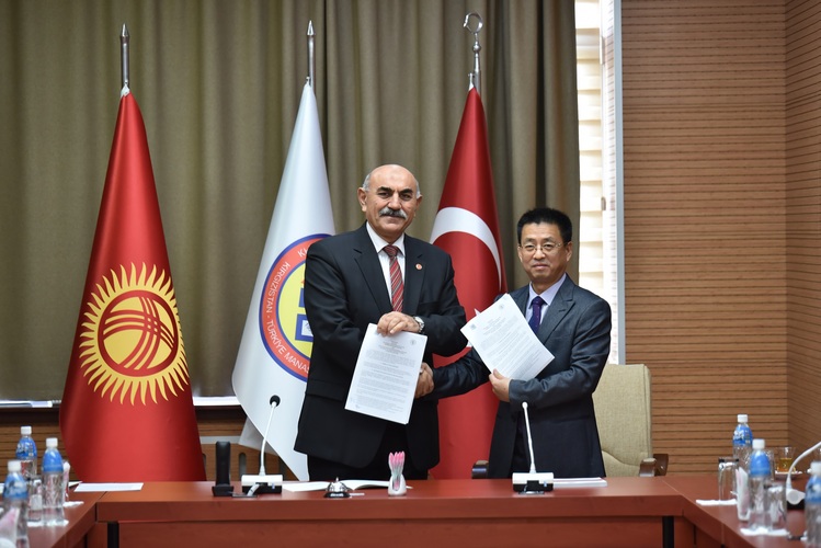 2017.10.10吉尔吉斯斯坦土耳其玛纳斯大学签署合作协议4