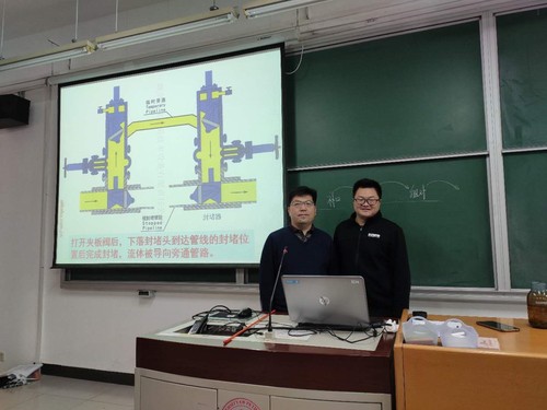 图1 李家学老师与校本部侯磊教授课堂交流