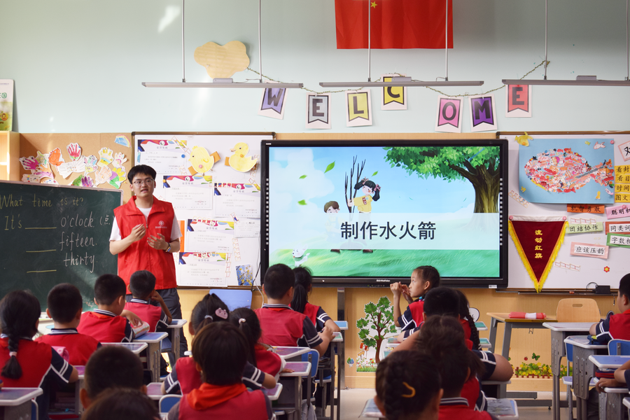 我们的宣讲员在讲解小知识