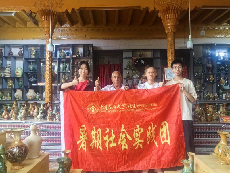 实践团采访土陶传承人后合照