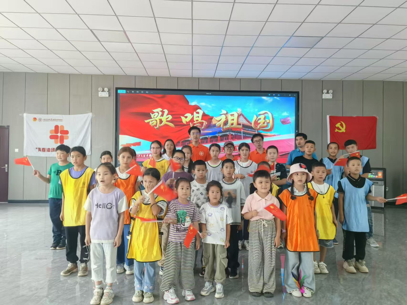 实践团成员与孩子们合唱《歌唱祖国》