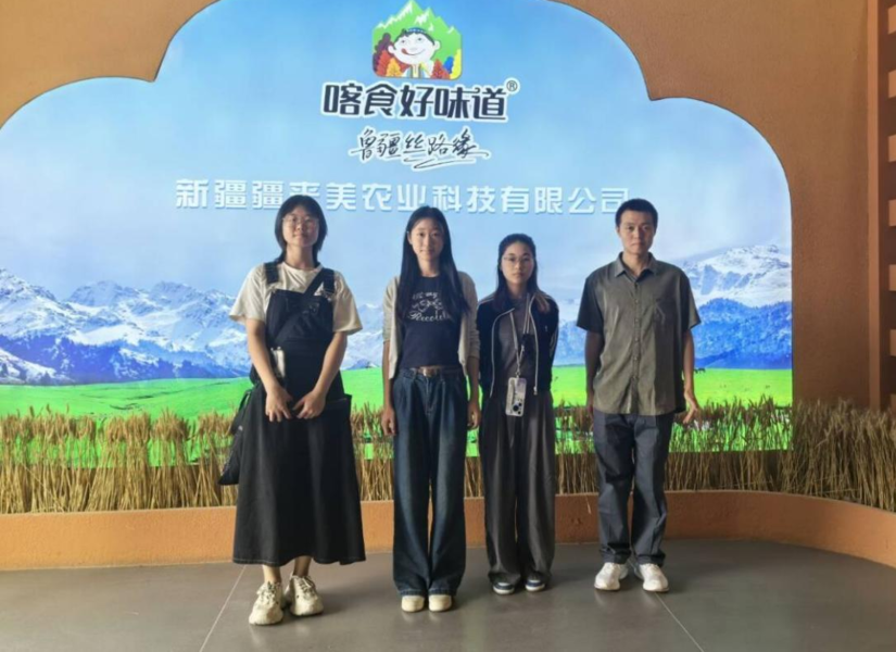 实践团在新疆疆来美农业科技有限公司前的合影png