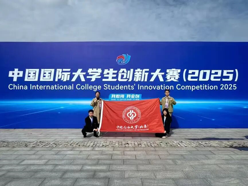 校区荣获金奖团队合影