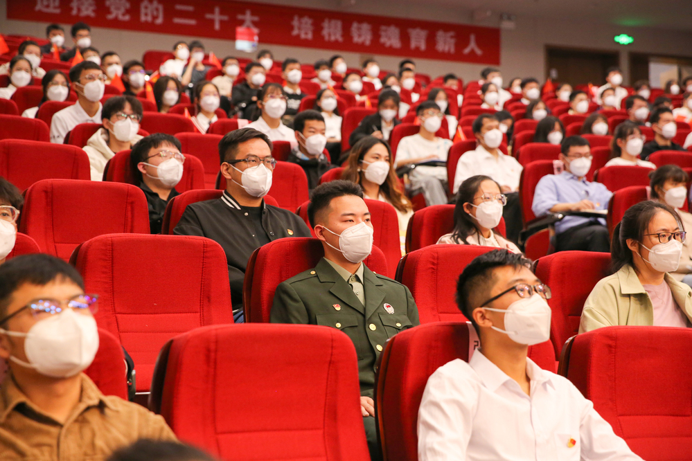 校区领导干部及教师在J2国际交流中心报告厅集中观看中国共产党第二十次全国代表大会 (8)