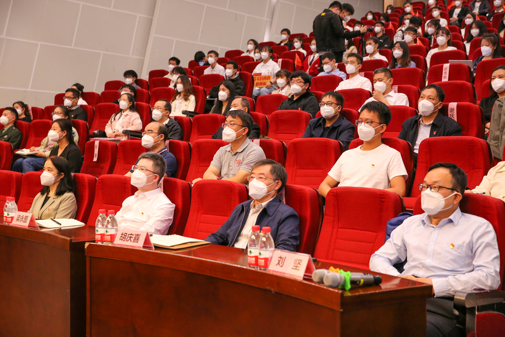 校区领导干部及教师在J2国际交流中心报告厅集中观看中国共产党第二十次全国代表大会 (14)