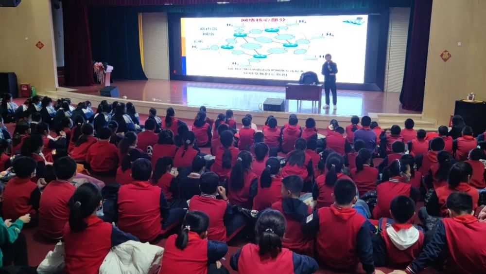 3月4日，校区石油学院副院长张骏温为康城小学学生做讲座