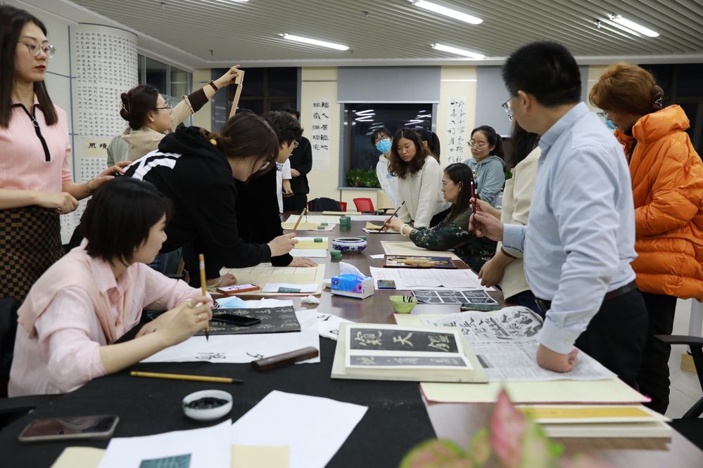 3月25日，崔磊为润物生中石大艺术协会做《书法线条的艺术》主题讲座