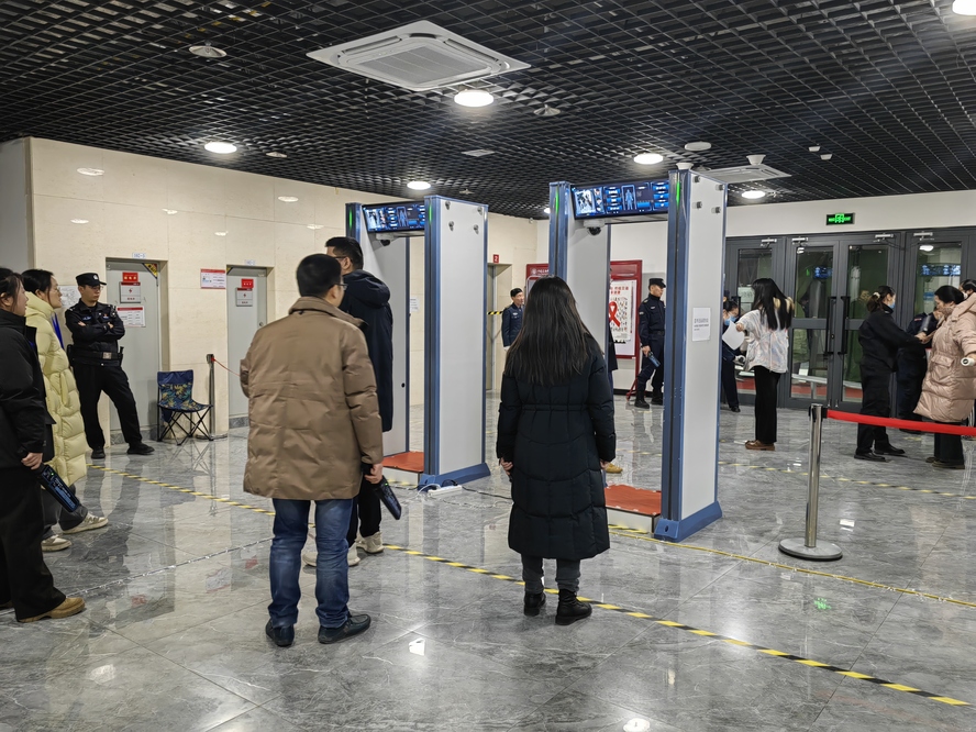 “智能安检门”安检及人工二次安检