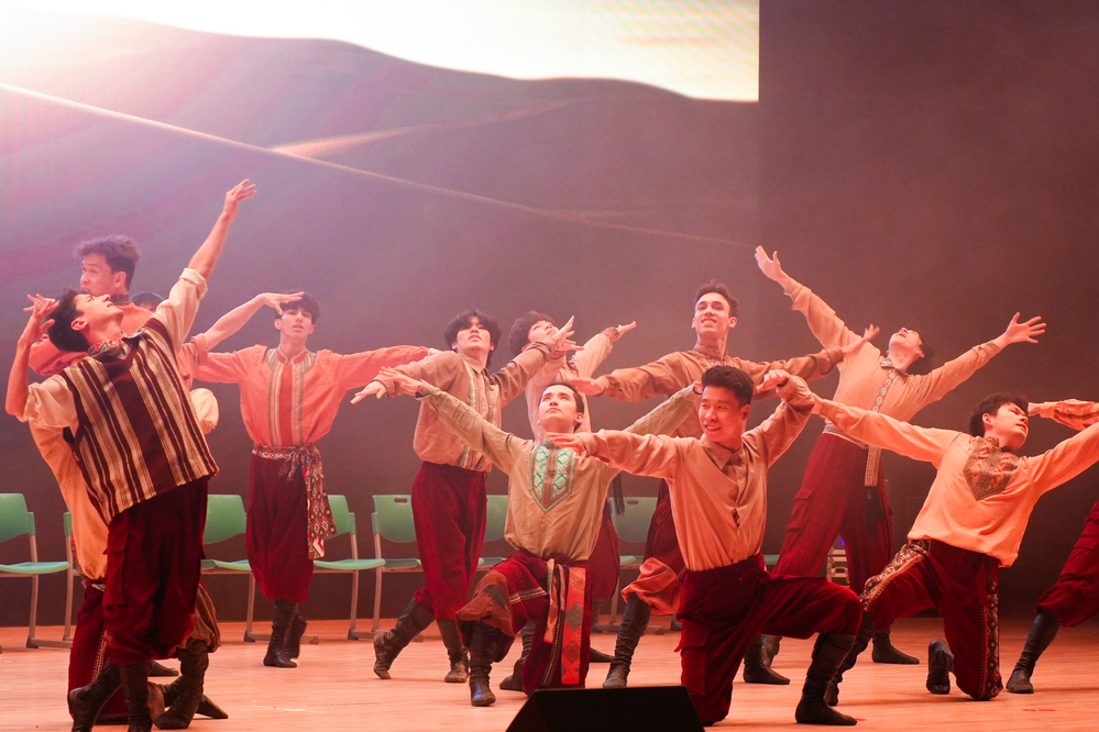 舞蹈《阳光下的麦盖提》