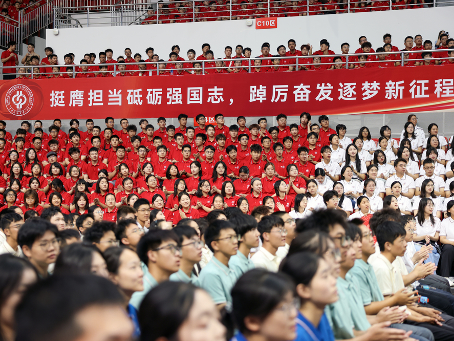 20260906新生开学典礼观众席新生大景 (4)
