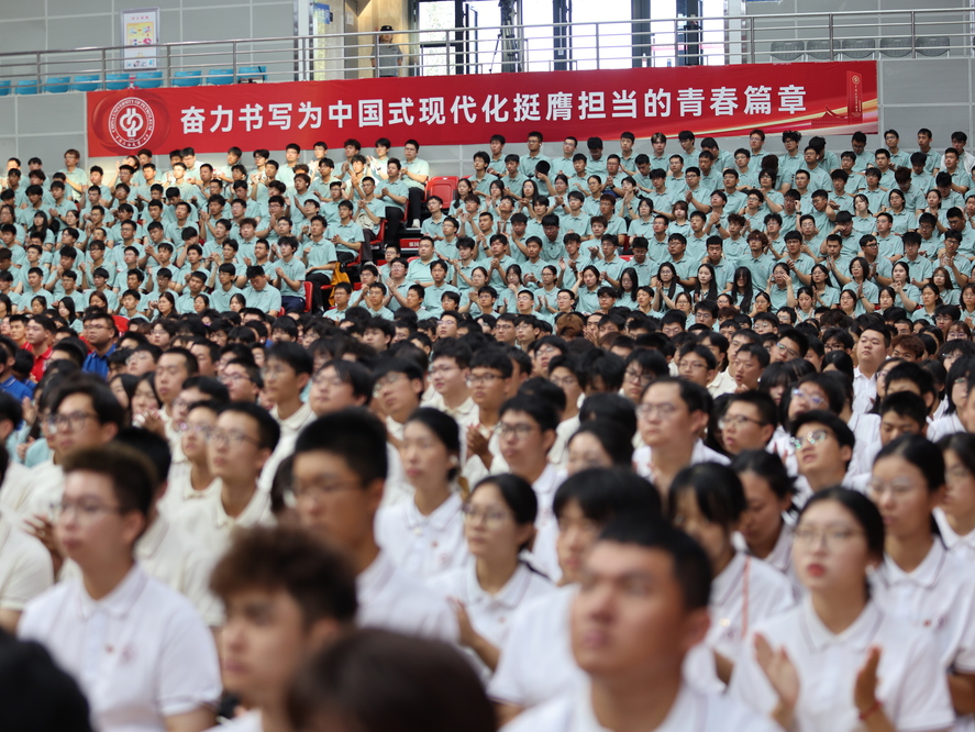 20260906新生开学典礼观众席新生大景 (8)