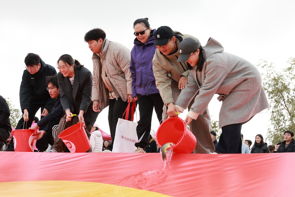 20261024校友放鱼活动-金传欣颖摄 (3)