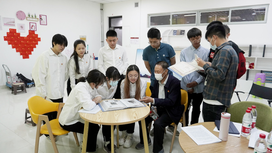 20210430文理学院学生第一党支部与校区青马协会联合城南社区开展青马读书会活动